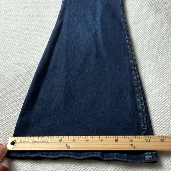 Hollister High Rise Flare Dark Wash Jeans with Stretch Jeans Size 4 Short (27 S) - Picture 10 of 12